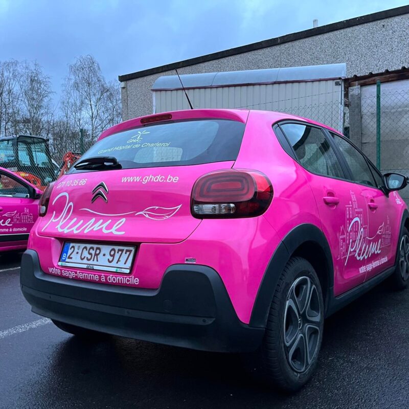 Lettrage d'une voiture rose de l'entreprise Plume