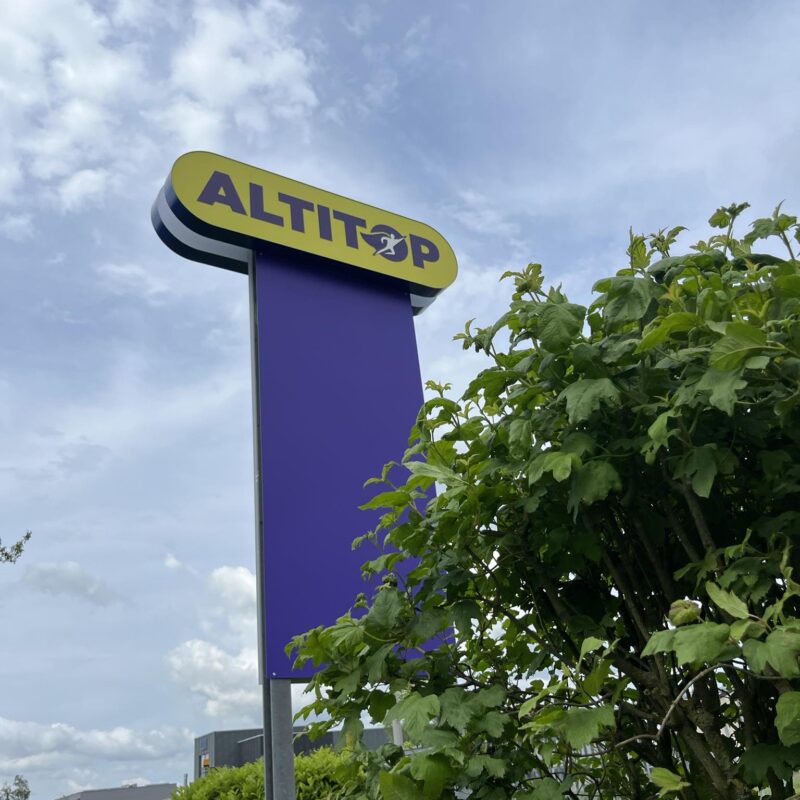 Totem publicitaire bleu et jaune Altitop