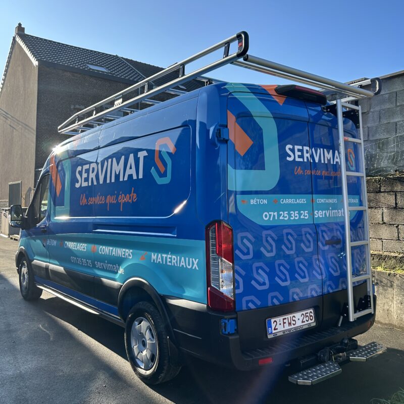Lettrage d'une camionnette de la société Servimat