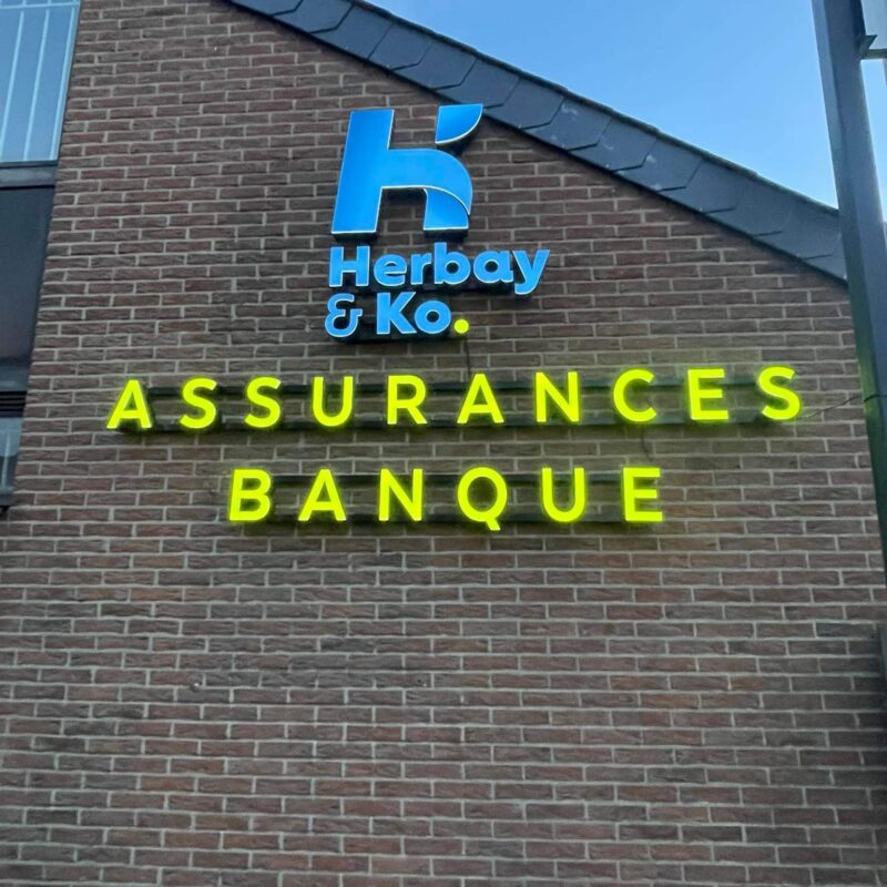 Enseigne publicitaire lumineuse en extérieur